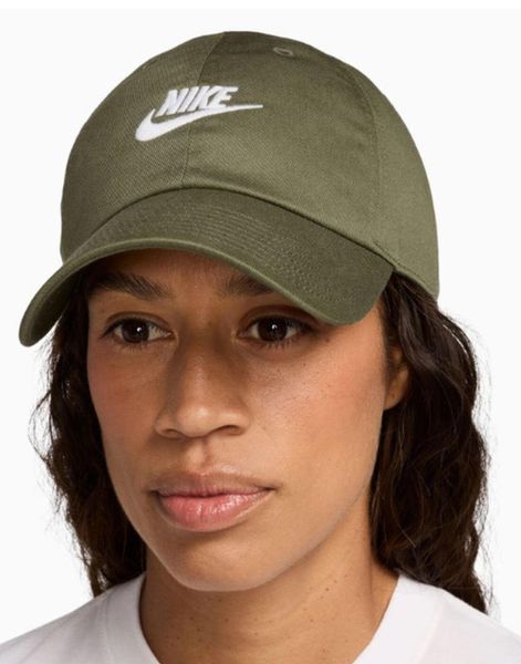 Czapka z daszkiem Nike Club. Zielone czapki z daszkiem Nike, bez wzorów, z bawełny. Za 99.99 zł.