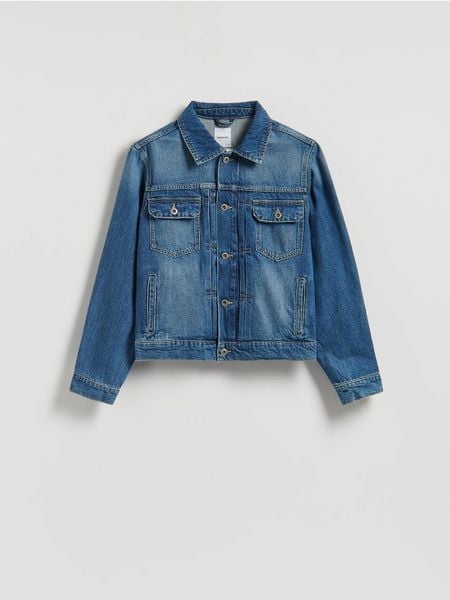 Jeansowa kurtka z efektem sprania - granatowy. Niebieskie kurtki Reserved, l, bez wzorów, z denimu, bez kaptura. W wyprzedaży za 99.99 zł.