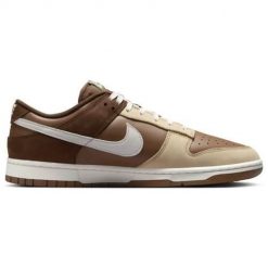 Buty do chodzenia męskie Nike Dunk Low. Brązowe buty sportowe casual Nike, bez wzorów, z gumy, bez zapięcia. Za 708.00 zł.