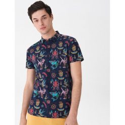 Koszulka polo z nadrukiem all over - Granatowy. Koszulki polo sportowe House. Za 59.99 zł.