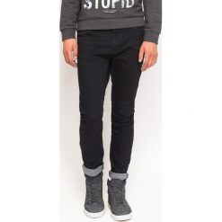 SPODNIE DŁUGIE MĘSKIE KRÓJ 5-POCKET. Spodnie materiałowe marki TOP SECRET. W wyprzedaży za 49.99 zł.