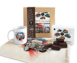 Land Rover — paczka (Zawartość paczki: koszulka, torba, kubek, słodycze; Rozmiar koszulki / bluzy: M (męska); Kolor koszulki / bluzy: jasnoszary melan. Szare torby na ramię nikiniki, bez wzorów, z bawełny, na ramię, bez dodatków. Za 169.00 zł.