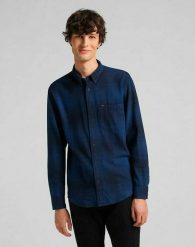 LEE RIVETED SHIRT MĘSKA KOSZULA RELAXED FIT WASHED BLUE L66INNLR 112116435. Niebieskie koszule Lee, l, bez wzorów, bez kołnierzyka, bez ramiączek. Za 129.99 zł.