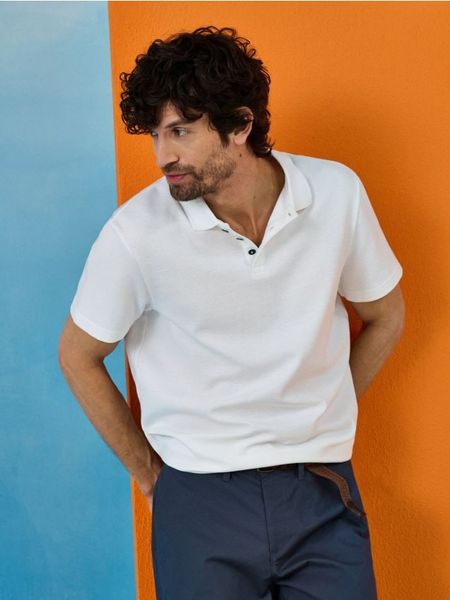 Bawełniane polo - biały. Białe koszulki polo sportowe Sinsay, l, bez wzorów, z bawełny, bez kołnierzyka, bez ramiączek. Za 29.99 zł.