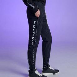 Spodnie slim jogger z kolekcji Whatever - Czarny. Joggery i bojówki marki Cropp. Za 129.99 zł.