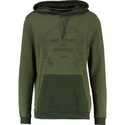 TOM TAILOR DENIM HOODY WITH PRINT Bluza z kapturem woodland green. Bluzy z kapturem marki TOM TAILOR DENIM. W wyprzedaży za 135.85 zł.