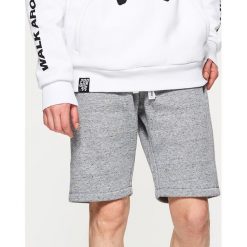 Dresowe szorty - Jasny szary. Krótkie spodenki sportowe marki Cropp. Za 59.99 zł.