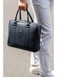 Victor & Hugo Paris Skórzana torebka "Iris" w kolorze granatowym - 36 x 28 x 9 cm rozmiar: onesize. Niebieskie torby na ramię Victor & Hugo Paris, bez wzorów, z materiału, na ramię, bez dodatków. Za 369.99 zł.