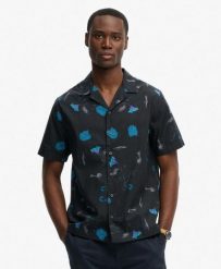 Superdry Koszula krótkie rękawy Cabana w print — 100% bawełna organiczna. Niebieskie koszule Superdry, na lato, l, bez wzorów, z bawełny, bez kołnierzyka, bez ramiączek. Za 301.95 zł.
