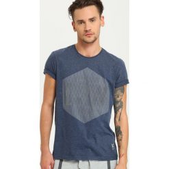 T-SHIRT KRÓTKI RĘKAW MĘSKI Z NADRUKIEM. Niebieskie bluzki z długim rękawem DRYWASH, m, bez wzorów, bez kołnierzyka, bez ramiączek. W wyprzedaży za 19.99 zł.