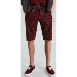 Dresowe szorty z nadrukiem all over - Bordowy. Krótkie spodenki sportowe marki Cropp. Za 69.99 zł.