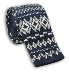 Dziergany Krawat Męski Knit w Białe Wzory, Romby - 5,5 cm - Alties, Granatowy. Niebieskie krawaty i muchy Alties, bez wzorów, z dzianiny. Za 55.00 zł.