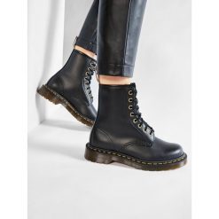 Glany Dr. Martens. Czarne trapery Dr. Martens, bez zapięcia. Za 949.99 zł.