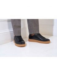 British Passport Skórzane sneakersy w kolorze czarnym rozmiar: 42. Czarne buty sportowe casual British Passport, bez wzorów, bez zapięcia. Za 404.99 zł.