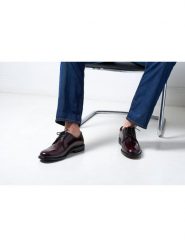 British Passport Skórzane trzewiki w kolorze bordowym rozmiar: 44. Czerwone botki sznurowane British Passport, bez wzorów, bez obcasa, bez zapięcia. Za 448.99 zł.