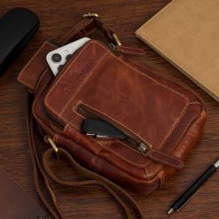 Torba męska skórzana na ramię mała listonoszka brązowa nubuk Beltimore N21. Brązowe torby na ramię bez wzorów, z nubiku, na ramię, małe, bez dodatków. Za 159.99 zł.