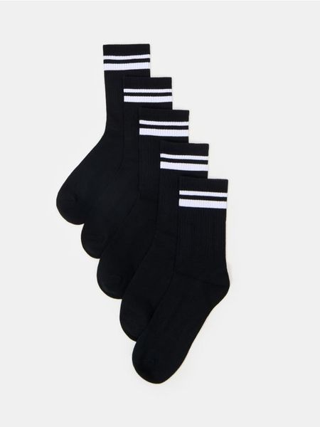 Prążkowane skarpetki z bawełną 5 pack - czarny. Czarne skarpety Sinsay, bez wzorów, z bawełny. Za 19.99 zł.