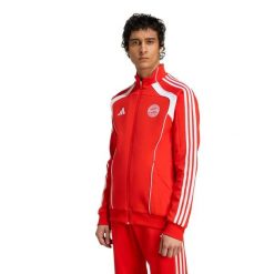 Kurtka dresowa Bayern Monachium UBP 2025/26. Białe kurtki Adidas, bez wzorów, z dresówki, bez kaptura. W wyprzedaży za 265.00 zł.