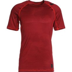 Nike Performance CAMO Tshirt z nadrukiem habanero red/black. T-shirty marki Nike Performance, z nadrukiem, z elastanu. Za 179.00 zł.