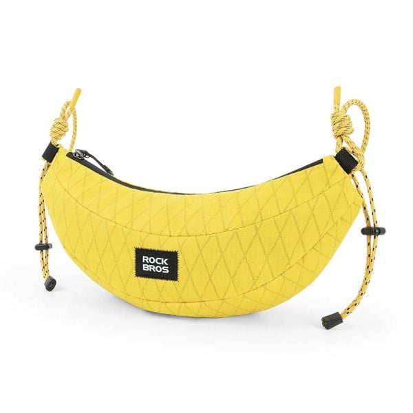 Torba rowerowa na kierownicę lub ramię typu banan. Żółte torby na ramię ROCKBROS, bez wzorów, z materiału, na ramię, bez dodatków. Za 126.99 zł.