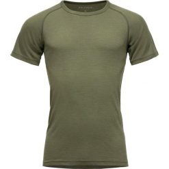Koszulka termoaktywna Devold Lauparen Merino 190 Base Tee. Zielone bielizna termoaktywna Devold, l, bez wzorów, z dzianiny, bez ramiączek, trekkingowe. Za 269.49 zł.