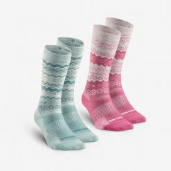 Skarpety turystyczne SH500 Mid. Czerwone skarpety QUECHUA, bez wzorów, z elastanu. W wyprzedaży za 49.99 zł.