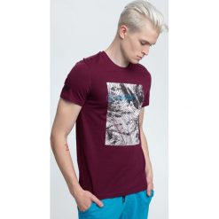 T-shirt męski TSM009 - ciemny fiolet. T-shirty marki Under Armour. W wyprzedaży za 44.99 zł.