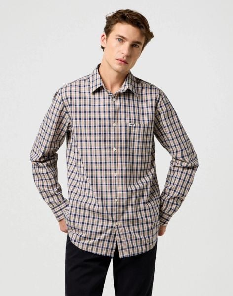 MESKA KOSZULA WRANGLER 1 PKT SHIRT BEIGE 112371553. Brązowe koszule Wrangler, xl, bez wzorów, bez kołnierzyka, bez ramiączek. Za 169.99 zł.