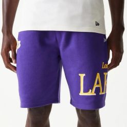 Krótkie Los Angeles Lakers Team Graphic. Czarne szorty New Era, bez wzorów, sportowe. W wyprzedaży za 148.95 zł.