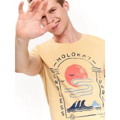 T-SHIRT Z NADRUKIEM. Żółte bluzki z długim rękawem TOP SECRET, l, bez wzorów, z bawełny, bez kołnierzyka, bez ramiączek. W wyprzedaży za 19.99 zł.