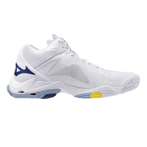 Męskie Buty Treningowe Wave Lightning Z8. Białe buty turystyczne Mizuno, bez wzorów, z tkaniny, bez zapięcia, trekkingowe. Za 785.99 zł.