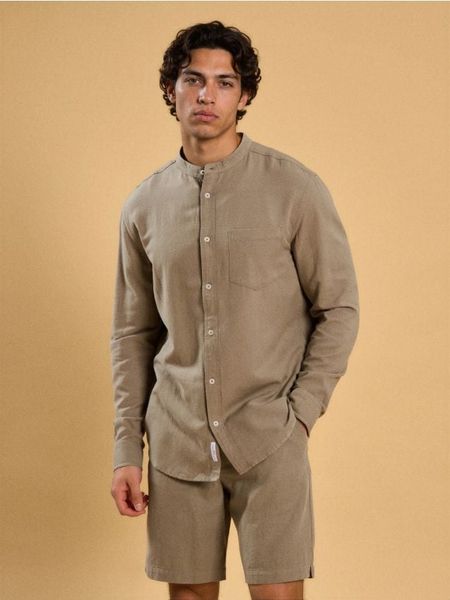 Wiskozowa koszula - zielony. Zielone koszule Sinsay, l, bez wzorów, z wiskozy, bez kołnierzyka, bez ramiączek. Za 59.99 zł.