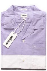 KOSZULA MĘSKA WRANGLER SS RESORT SHIRT CERULEAN W5907BUVT 112129665. Koszule Wrangler, l, bez wzorów, bez kołnierzyka, bez ramiączek. W wyprzedaży za 69.99 zł.