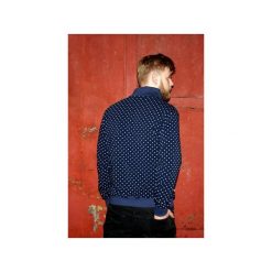BLUZA ze stójką BUTTON ZIPPER COLLAR UNISEX grochy. Niebieskie bluzy z kapturem Button, l, bez wzorów, z bawełny, z kapturem. Za 379.00 zł.