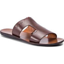 Klapki TOMMY HILFIGER - Hilfiger Leather Slipon Sandal FM0FM02152 Coffe Bean 212. Brązowe klapki Tommy Hilfiger, ze skóry. Za 299.00 zł.