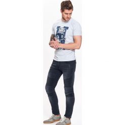 T-SHIRT MĘSKI Z MELANŻOWEJ DZIANINY Z NADRUKIEM. Bluzki z długim rękawem marki TOP SECRET. W wyprzedaży za 24.99 zł.