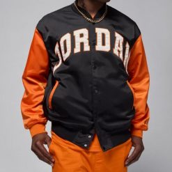 Kurtka bejsbolówka Air Jordan Brooklyn Collegiate Varsity Jacket HV0099-011. Czarne kurtki Jordan, bez wzorów, bez kaptura. Za 642.85 zł.