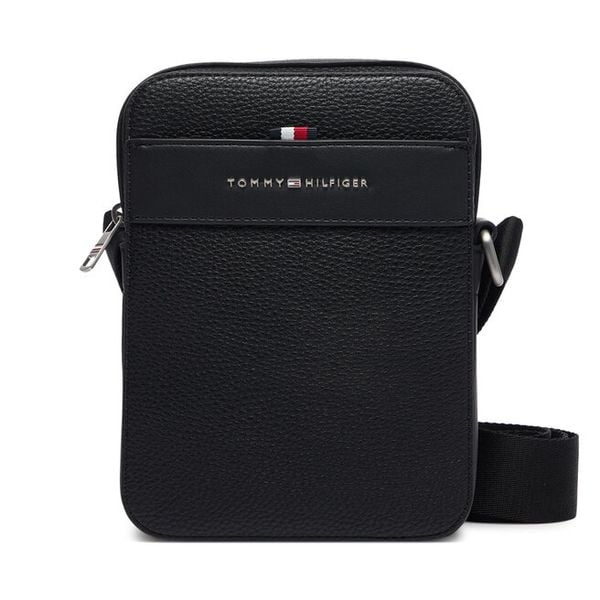 Saszetka Tommy Hilfiger. Czarne saszetki i nerki Tommy Hilfiger, bez wzorów. Za 369.99 zł.