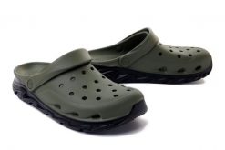 COQUI 6431-100-2622 CODY army green/black, klapki/croksy męskie. Zielone klapki Coqui. Za 79.95 zł.