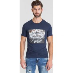 GRANATOWY T-SHIRT TRUSSARDI JEANS. Niebieskie t-shirty TRUSSARDI JEANS, l, bez wzorów, z bawełny, bez kołnierzyka, bez ramiączek. Za 94.50 zł.