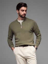 Sweter męski z wiskozą i rozpinanym dekoltem – oliwkowy V1 OM-SWZS-0124 - XXL. Zielone swetry nierozpinane Ombre Clothing, l, z aplikacjami, z dzianiny, bez kołnierzyka, bez ramiączek. Za 113.99 zł.