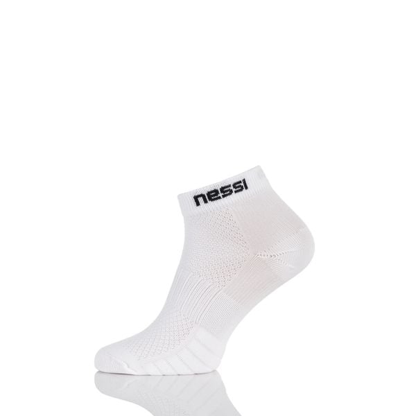 Bezszwowe skarpety oddychające Nessi Sportswear. Białe skarpety NESSI SPORTSWEAR, bez wzorów. W wyprzedaży za 35.90 zł.