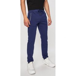 Versace Jeans - Spodnie. Niebieskie spodnie materiałowe Versace Jeans, na co dzień, s, bez wzorów, z bawełny, casualowe. W wyprzedaży za 319.90 zł.