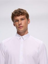 Gładka koszula slim fit - biały. Białe koszule Reserved, l, bez wzorów, z tkaniny, bez kołnierzyka, bez ramiączek. Za 129.99 zł.