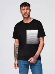 Męski t-shirt bawełniany z graficznym printem – czarny V2. Czarne t-shirty Ombre Clothing, m, bez wzorów, z bawełny, bez kołnierzyka, bez ramiączek. W wyprzedaży za 81.24 zł.