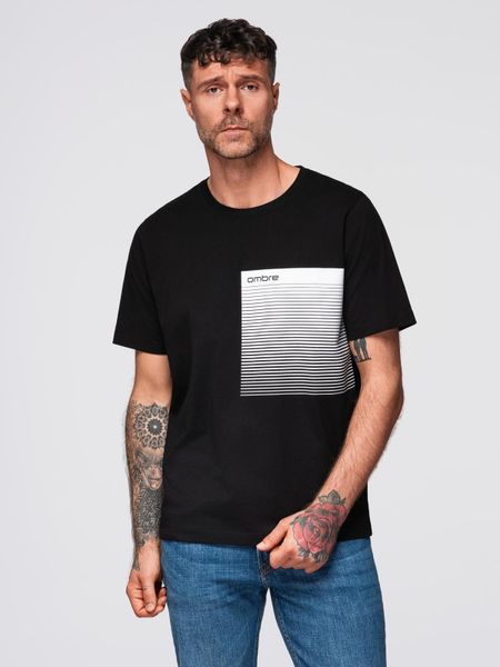 Męski t-shirt bawełniany z graficznym printem – czarny V2. Czarne t-shirty Ombre Clothing, m, bez wzorów, z bawełny, bez kołnierzyka, bez ramiączek. W wyprzedaży za 81.24 zł.