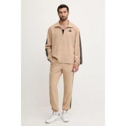 Dres męski ADIDAS Sportswear Basic 3-Stripes Woven. Brązowe komplety dresowe Adidas, m, bez wzorów, z dresówki, bez ramiączek. Za 229.99 zł.