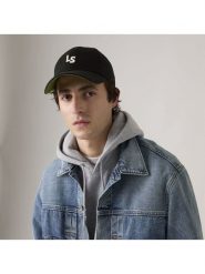 Levi's Czapka w kolorze czarnym rozmiar: onesize. Czarne czapki z daszkiem Levi's®, bez wzorów, z bawełny. Za 93.29 zł.