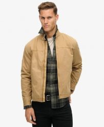 Superdry Klasyczna kurtka Harrington bawełniana - Canyon Beige. Brązowe kurtki Superdry, l, bez wzorów, z bawełny, bez kaptura. Za 569.25 zł.