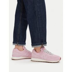 Sneakersy New Balance. Czerwone swetry nierozpinane New Balance, bez wzorów, bez kołnierzyka, bez ramiączek. Za 569.99 zł.